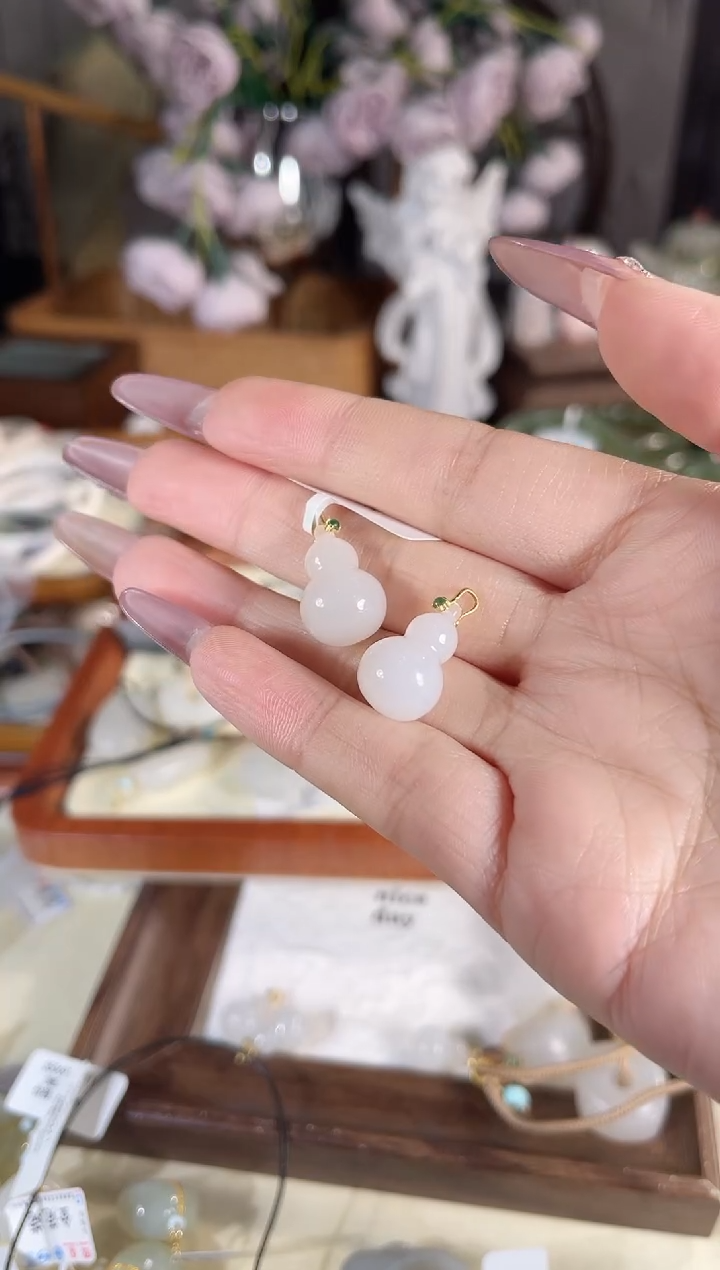 吊坠(不含链)18K金镶嵌和田玉多样性发其一孤品默认微瑕