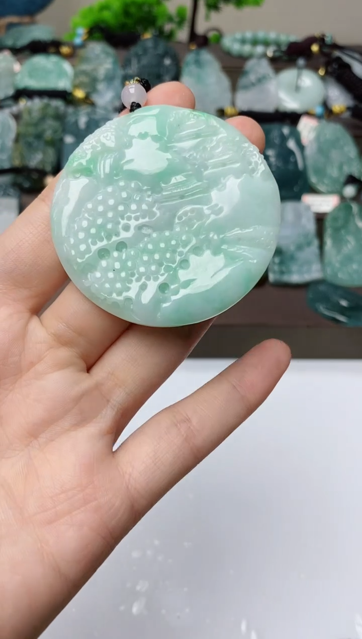 翡翠未镶嵌颈饰          