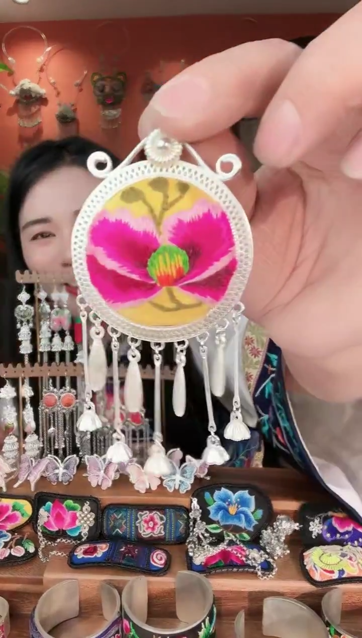 非遗手工刺绣饰品06