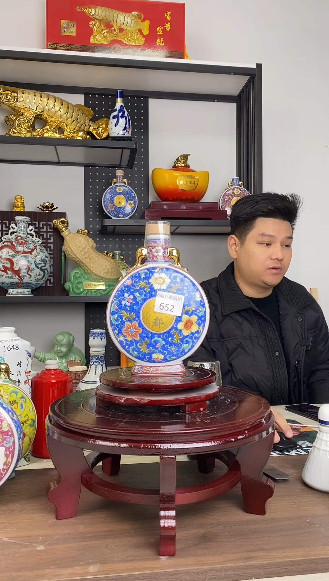 1斤双耳抱月瓶蓝色 652 微瑕介意者慎拍