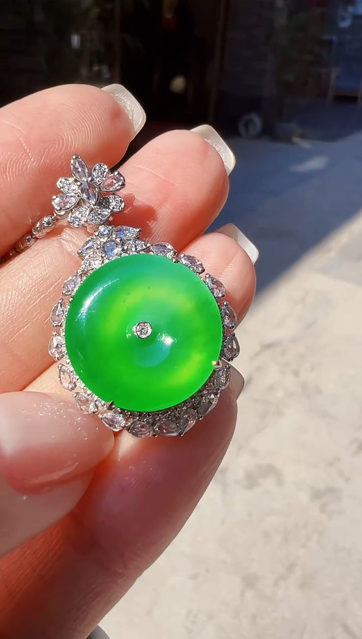 颈饰18K金镶嵌翡翠平安扣