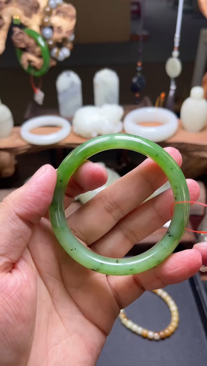 【闪购商品】和田玉手镯未镶嵌乌兰海苹果绿 58+圈