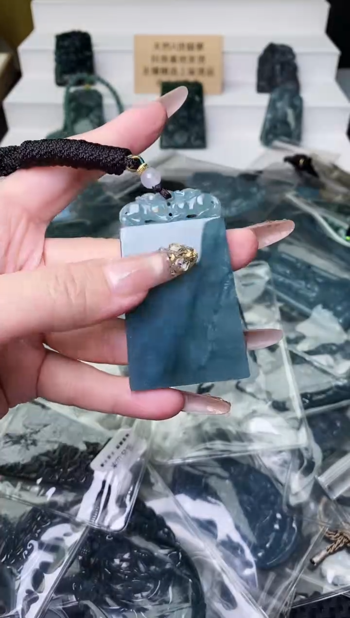 颈饰未镶嵌翡翠 