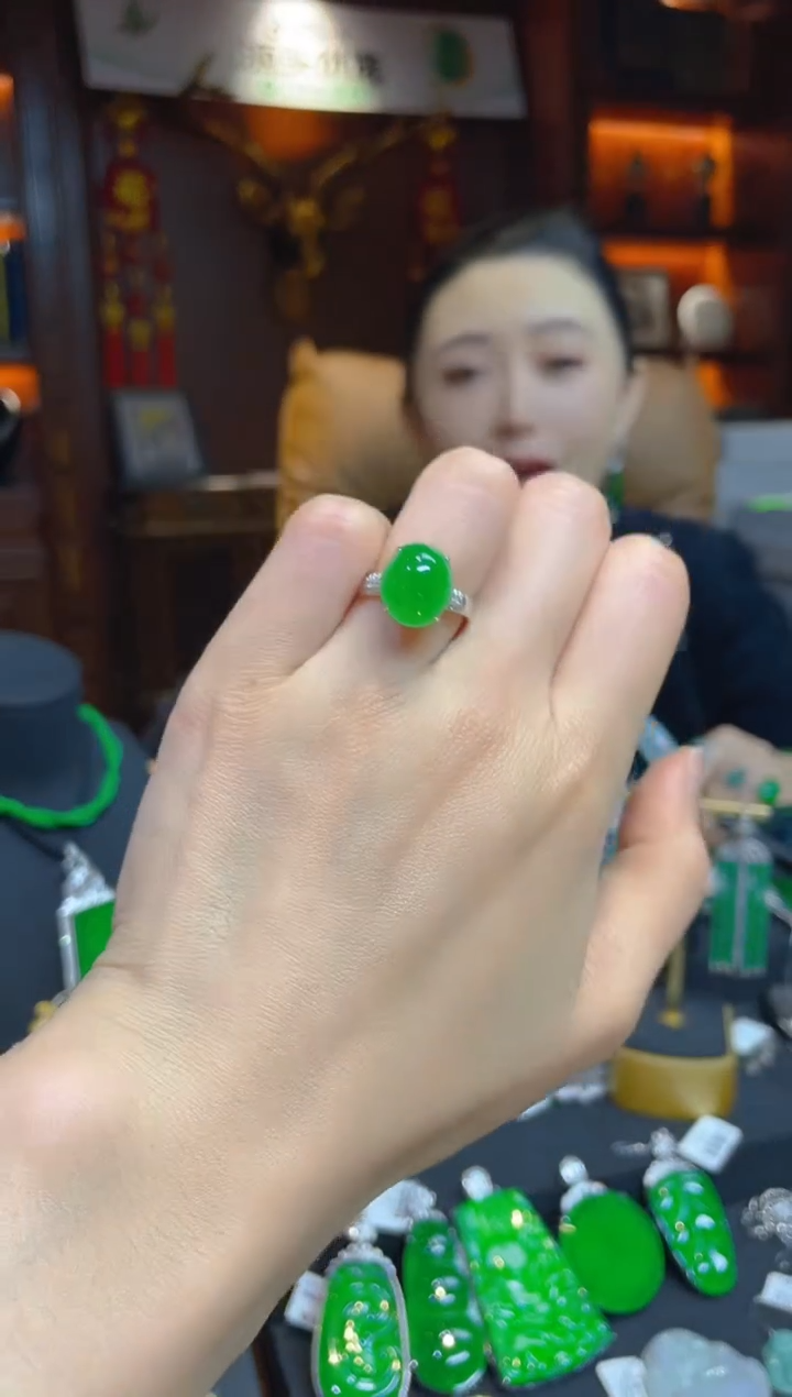 【闪购商品】翡翠颈饰18K金镶嵌116897天然A货翡翠蛋面戒指
