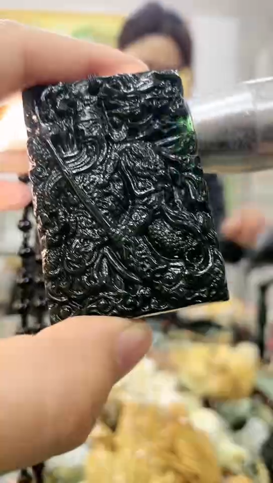 未镶嵌蛇纹石玉吊坠   