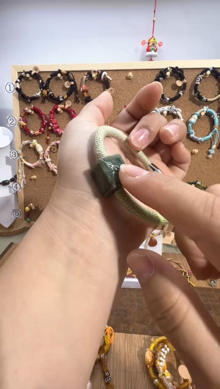 【闪购商品】玛瑙/玉髓手链合金新年快乐