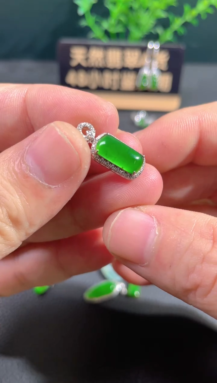 【闪购商品】翡翠颈饰18K金镶嵌翡翠