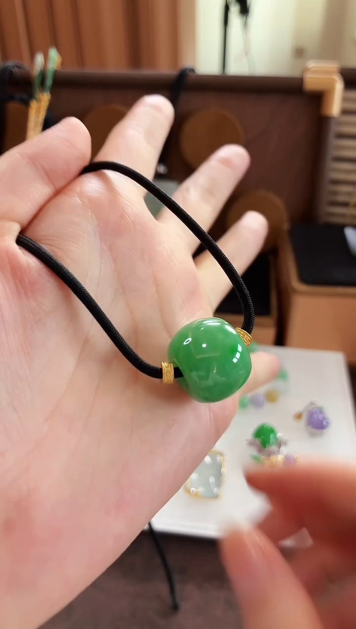 颈饰未镶嵌翡翠吊坠