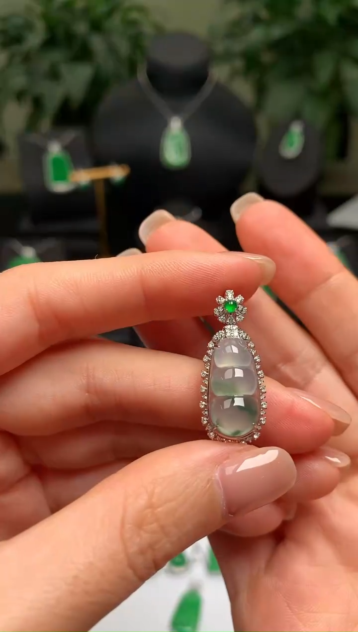 颈饰18K金镶嵌翡翠福豆