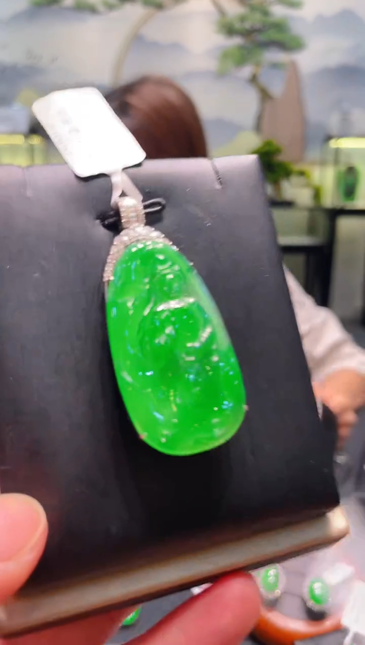 翡翠18K金镶嵌颈饰翡翠A82