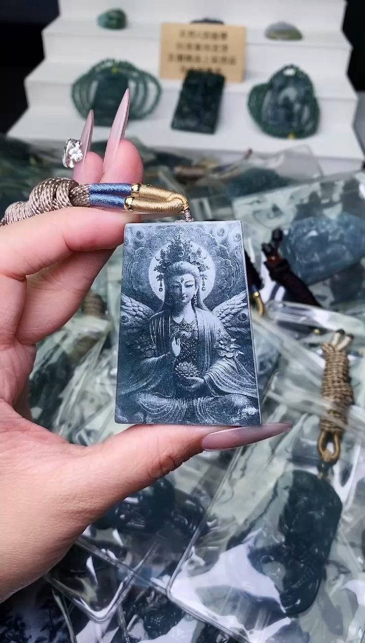 颈饰未镶嵌翡翠 