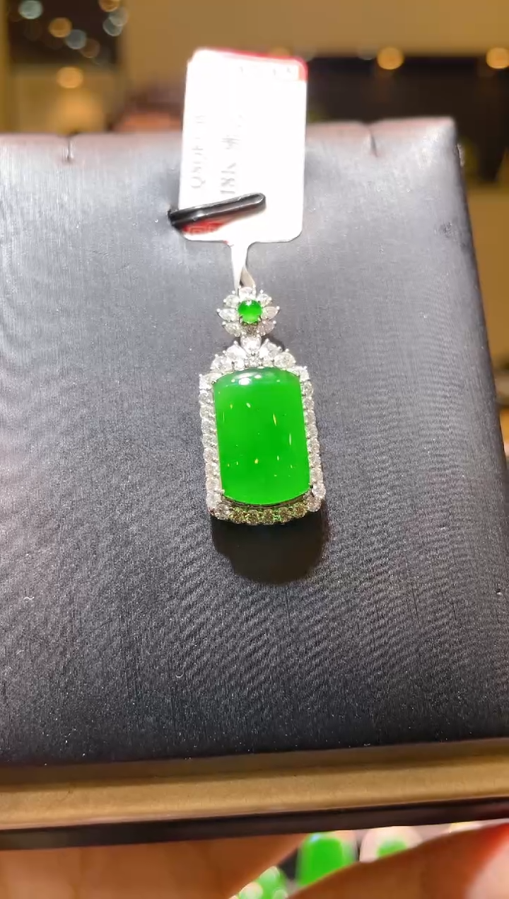 【闪购商品】翡翠吊坠(赠链)18K金镶嵌A59