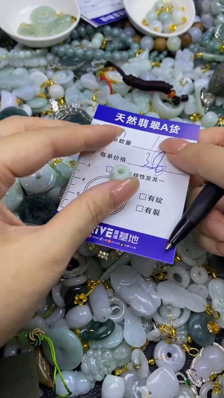 翡翠未镶嵌颈饰天然翡翠A货吊坠批量多样性发其一