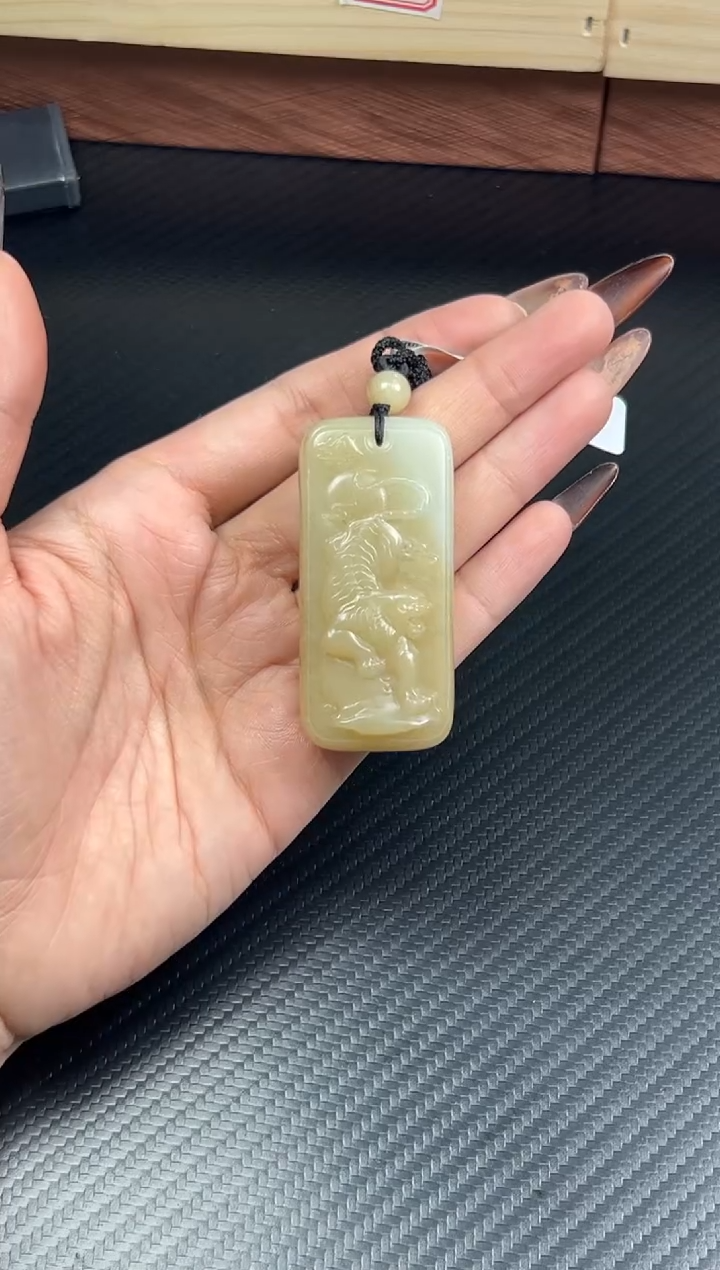 吊坠(赠链)未镶嵌和田玉?****?且末迪克兰二细微色差吊坠