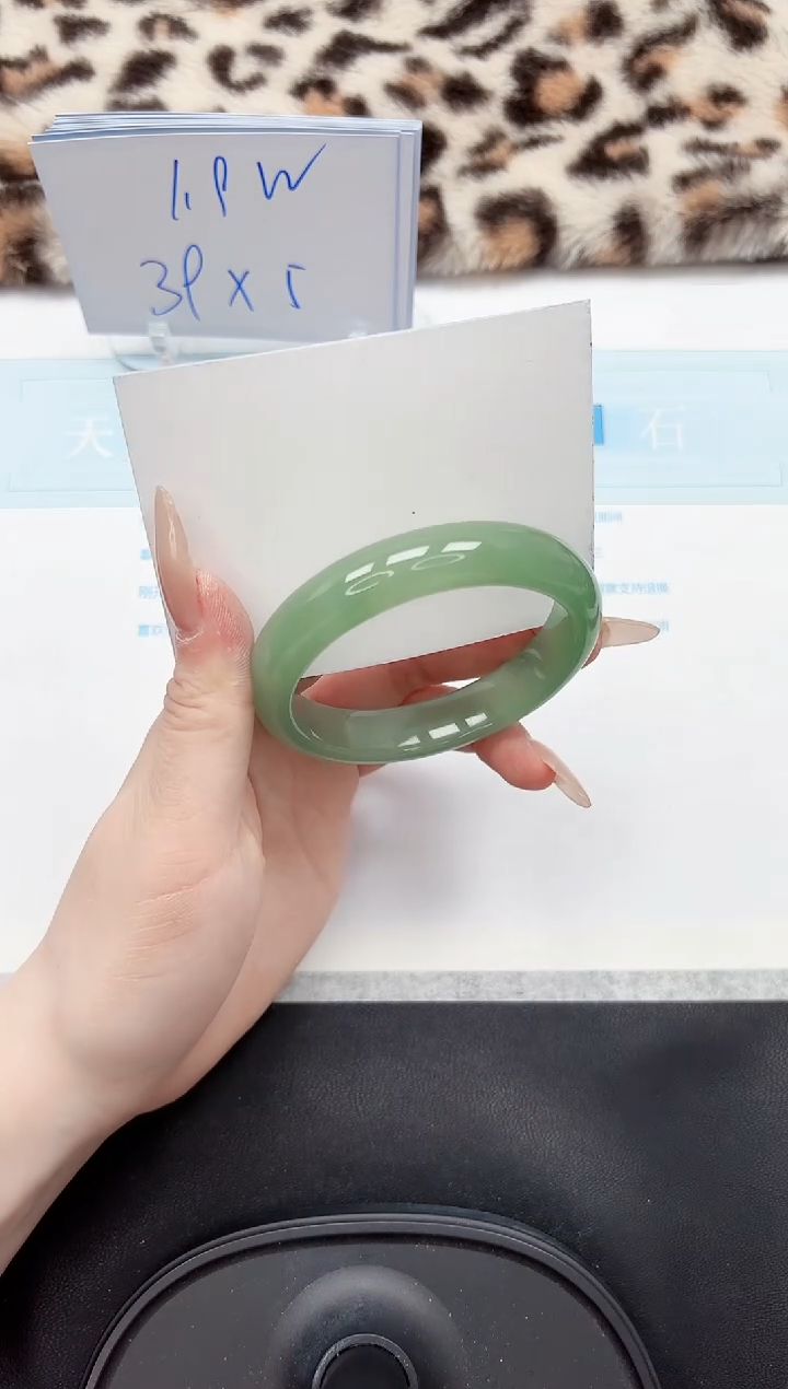 【闪购商品】石英质玉手镯未镶嵌192-57