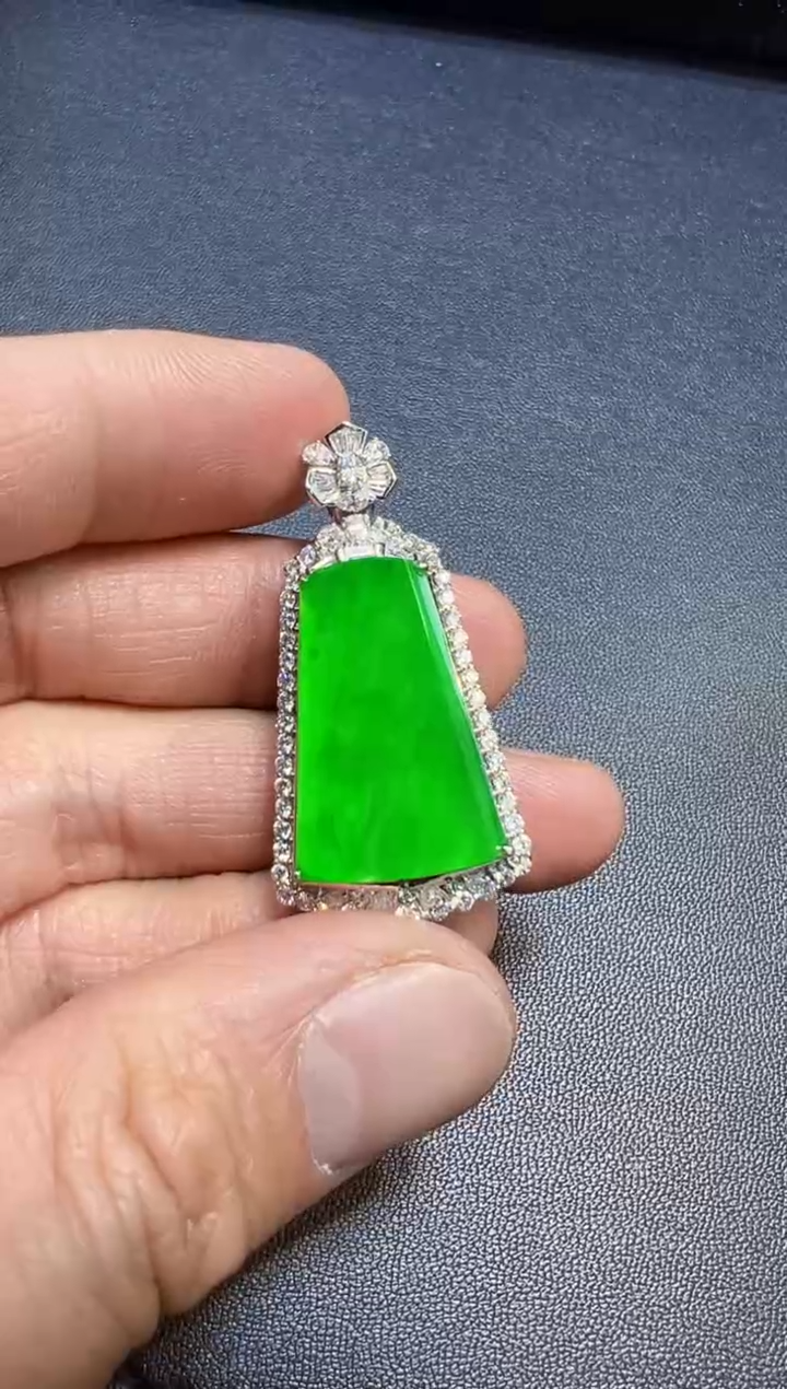 【闪购商品】翡翠吊坠(不含链)18K金镶嵌满绿无事牌吊坠