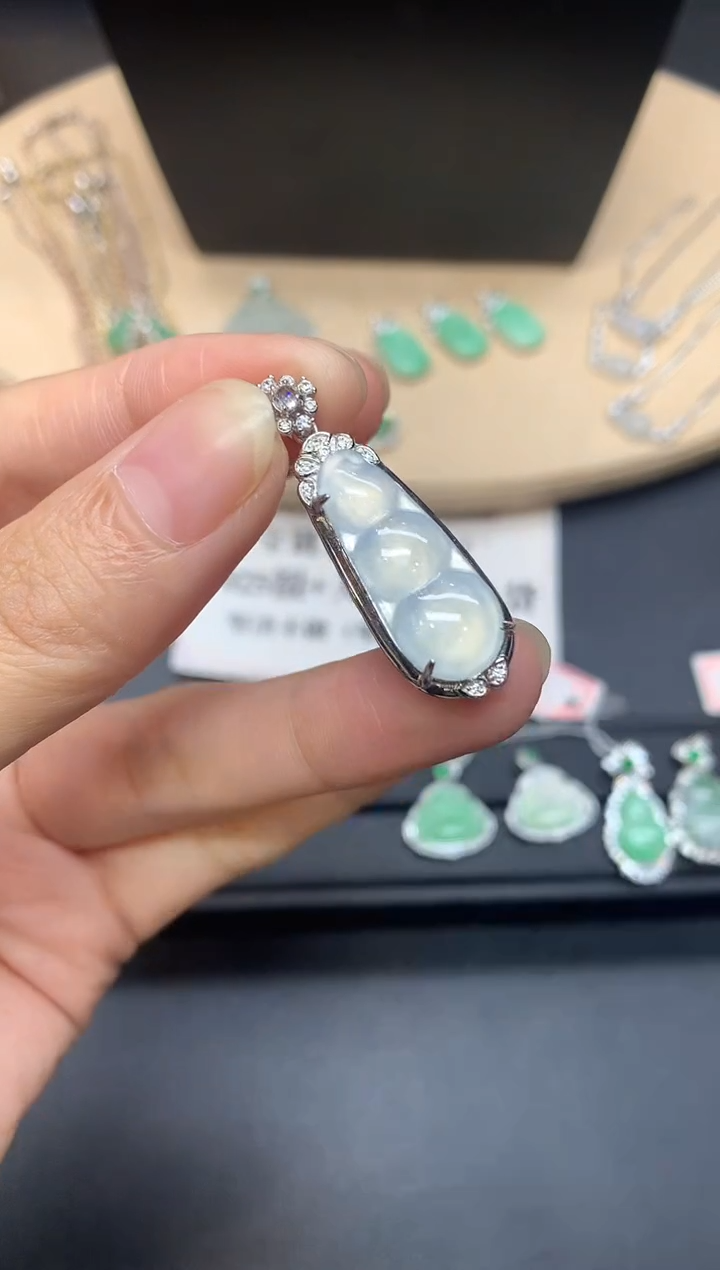 【闪购商品】翡翠吊坠(不含链)银S925镶嵌福豆【多样性发其一】