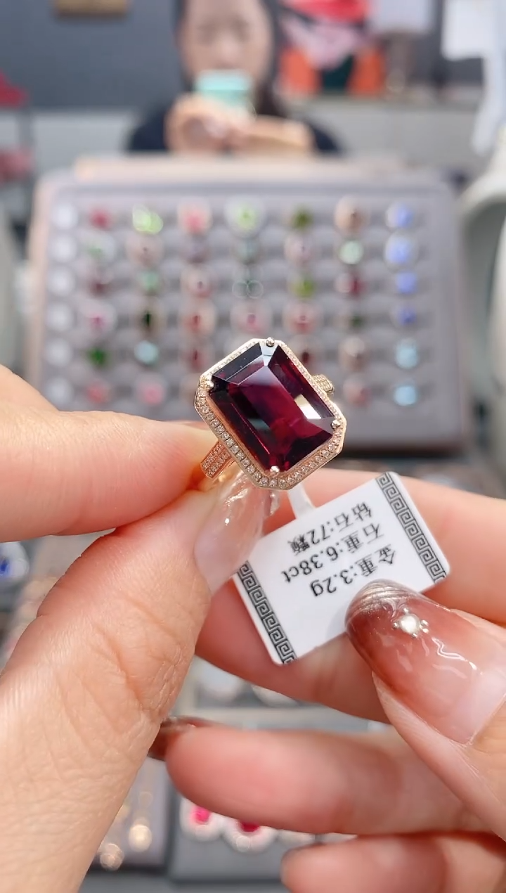 18K金镶嵌戒指碧玺6.38