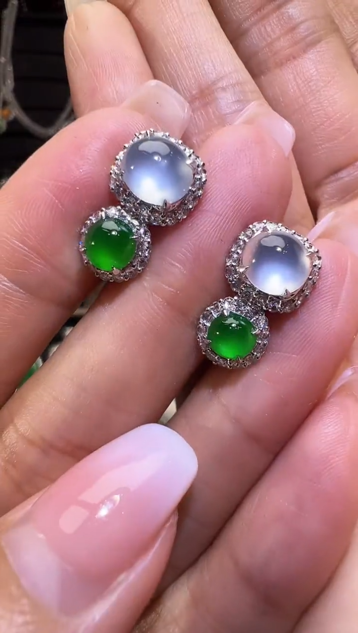 18K金镶嵌翡翠耳饰蛋面