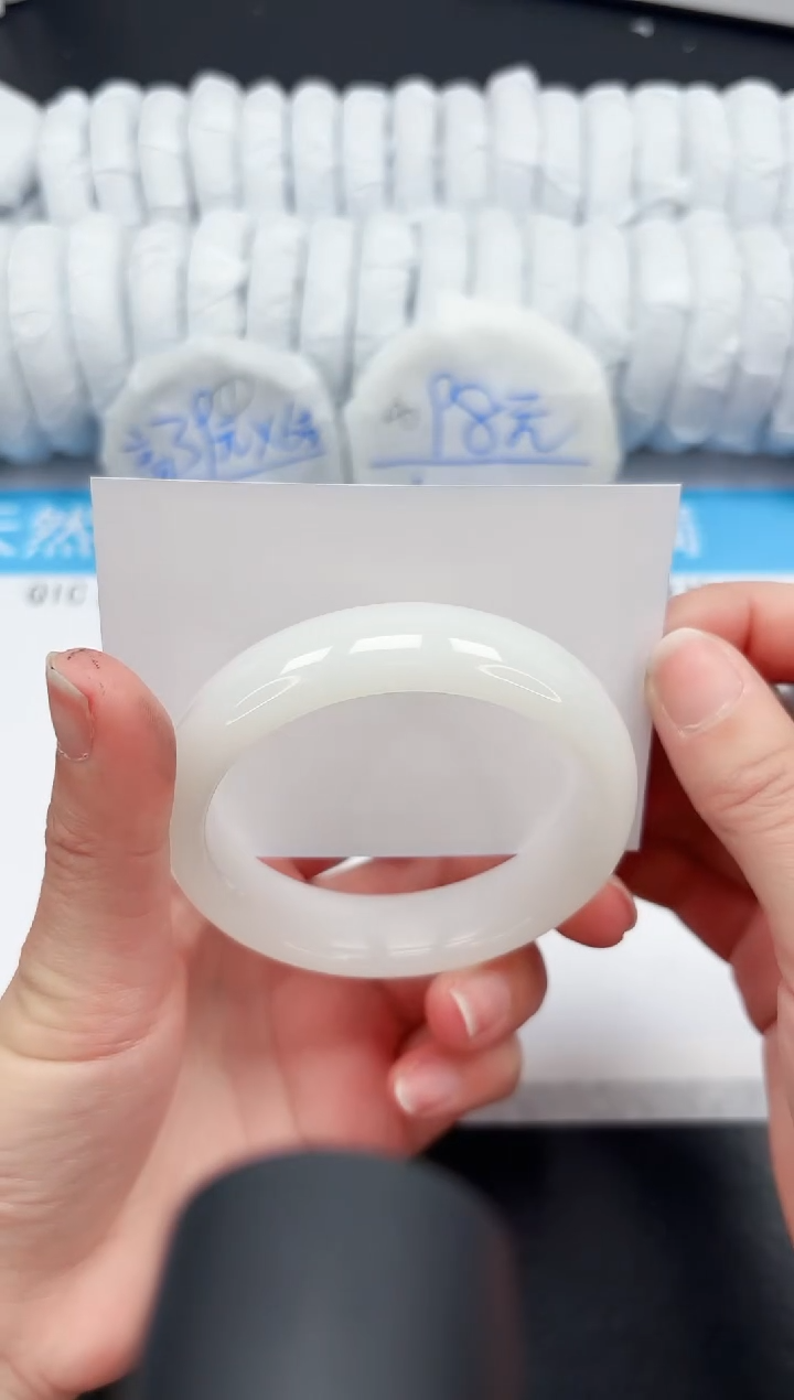 【闪购商品】石英质玉手镯未镶嵌12-59.7