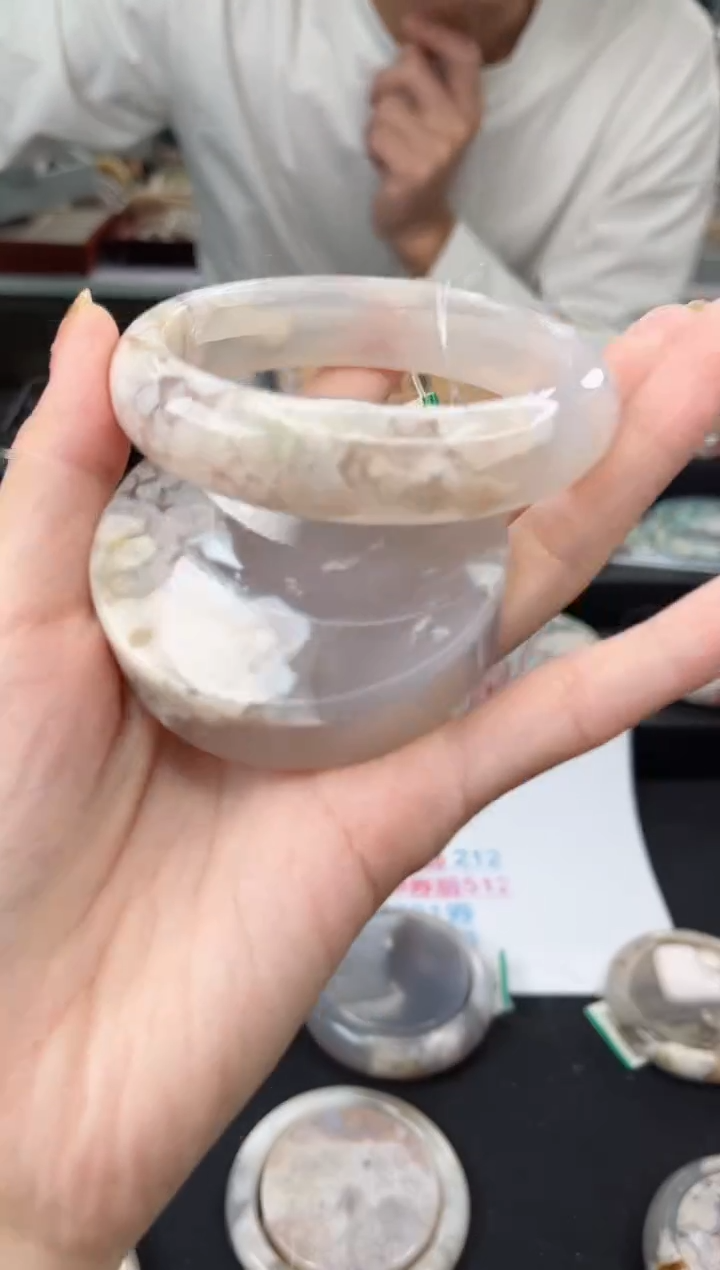 【闪购商品】石英质玉手镯未镶嵌62圈口（不退不换）1931056