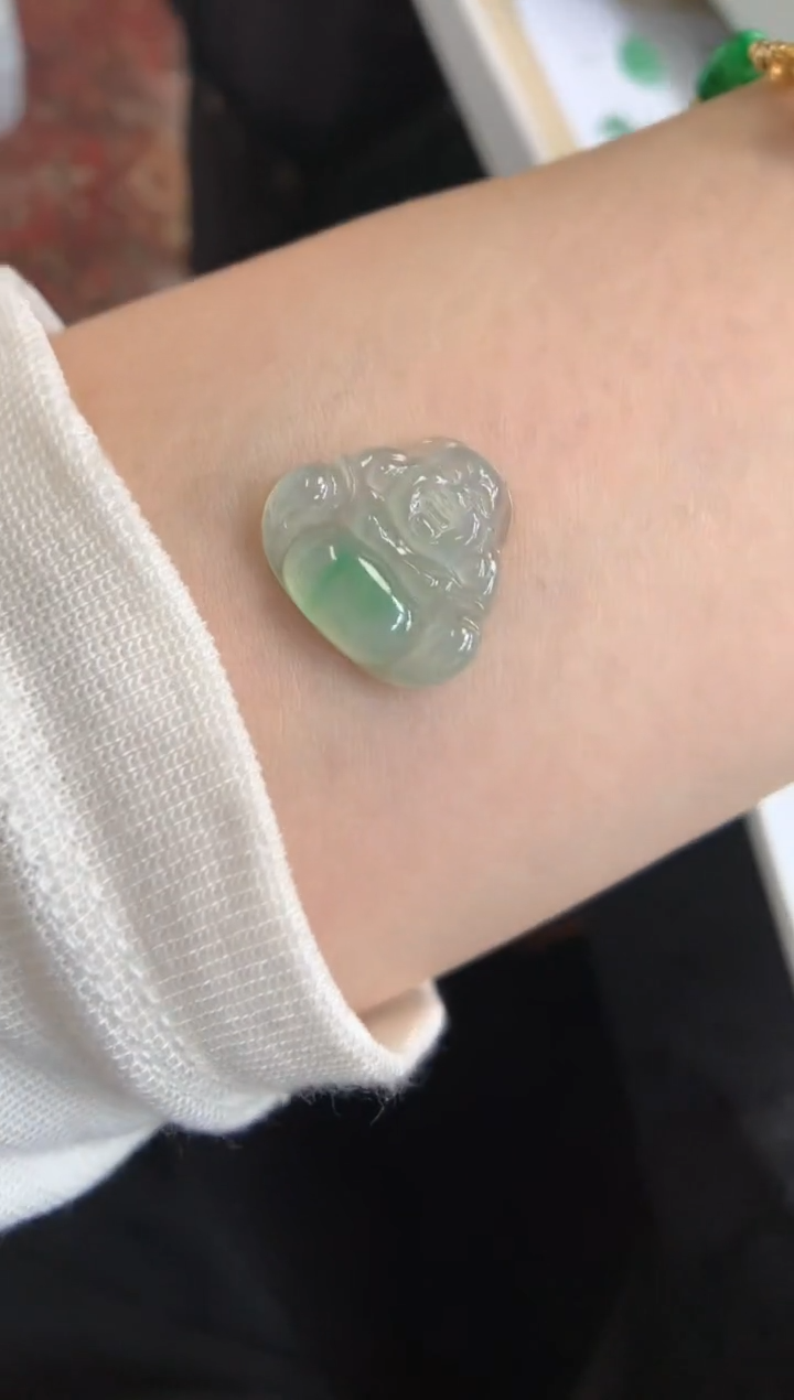 翡翠未镶嵌颈饰佛公