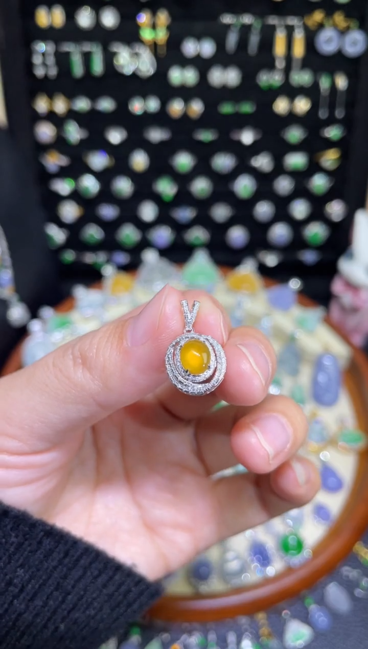 颈饰18K金镶嵌翡翠玻璃种黄翡蛋面吊坠