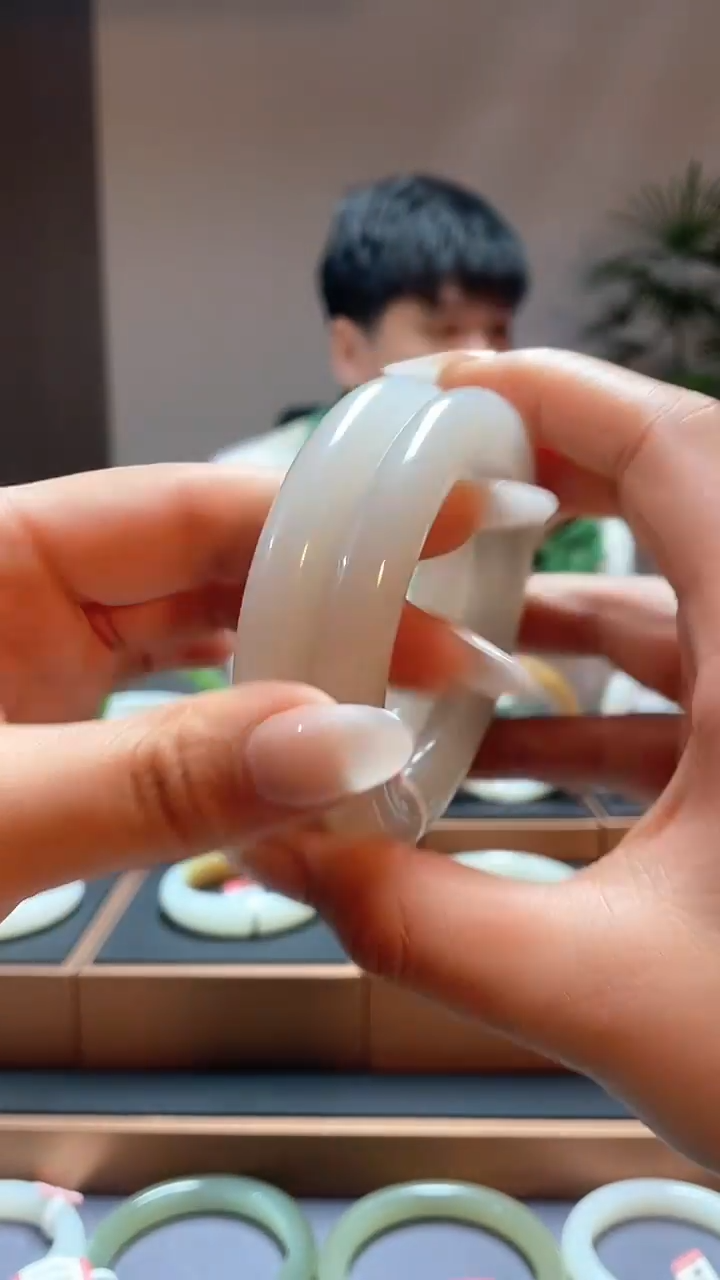 【闪购商品】和田玉手镯未镶嵌藕粉57多样性发一