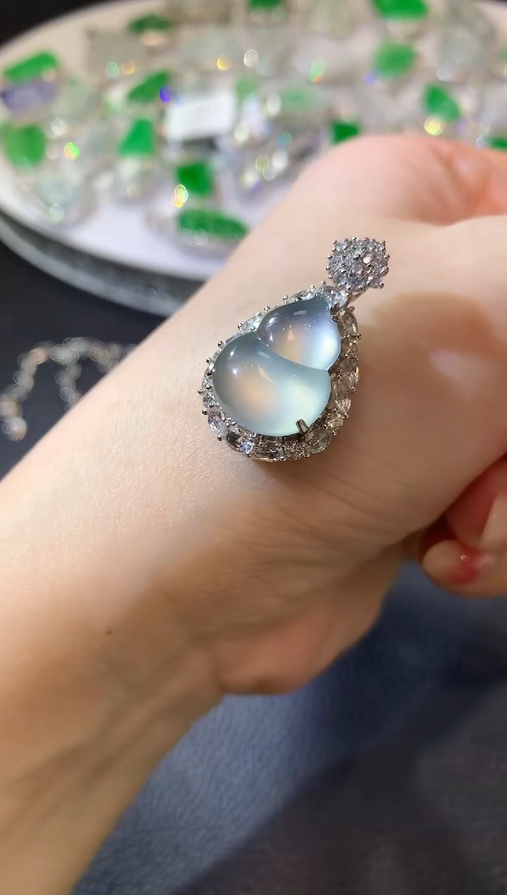 【闪购商品】翡翠吊坠(不含链)18K金镶嵌A135