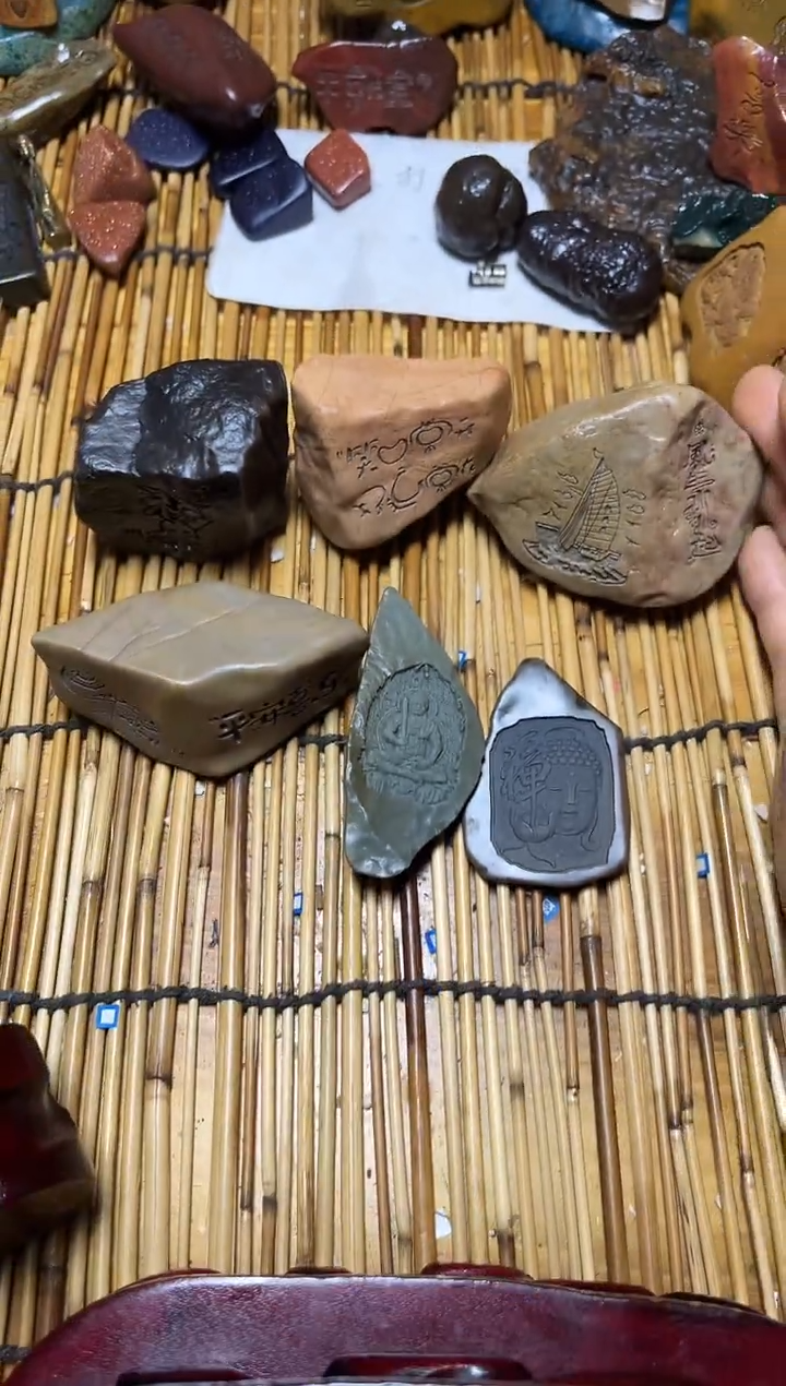 戈壁石雕刻手把件，挂件，默认打孔穿绳