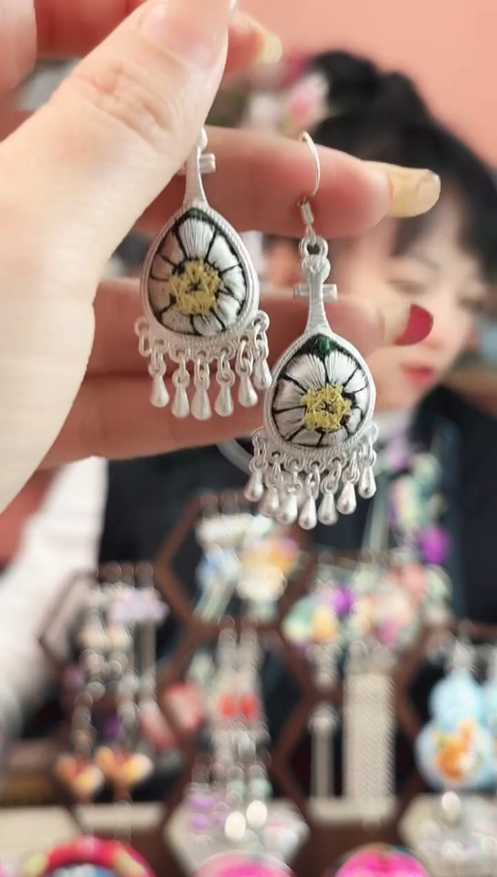 织绣彩云南阁老绣饰品  150