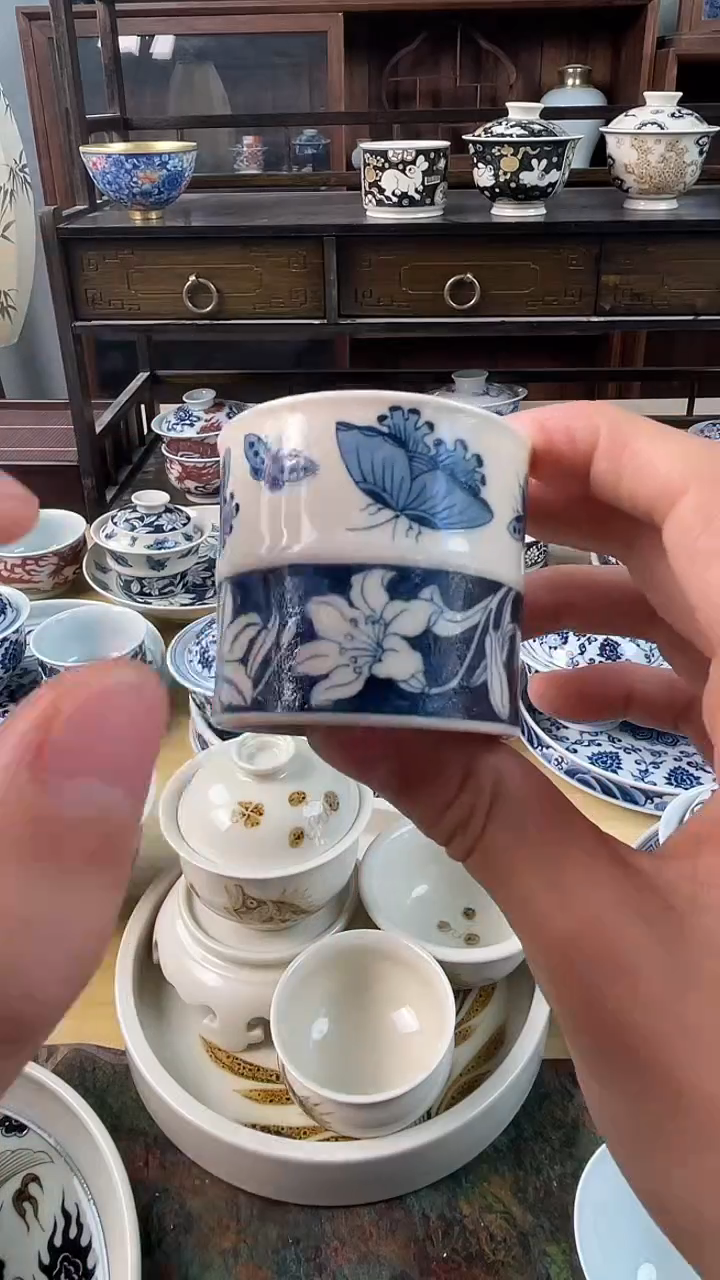 景德镇手工手绘二号釉蝴蝶百合竹节杯