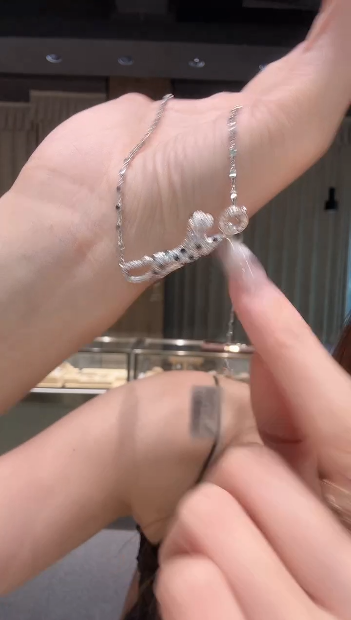 项链18K金镶嵌钻石豹子