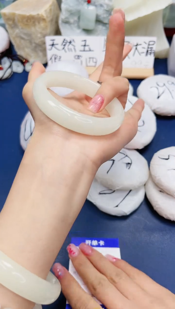 【闪购商品】石英质玉手镯未镶嵌61-玉兰白54圈口