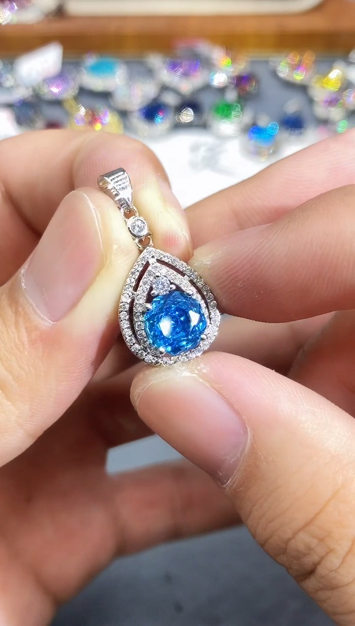 未镶嵌实验室培育钻石耳饰.