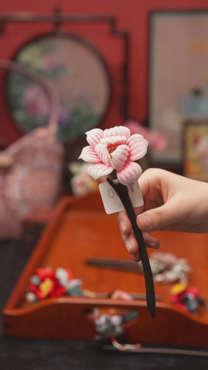 刺绣非遗手工绒花饰品