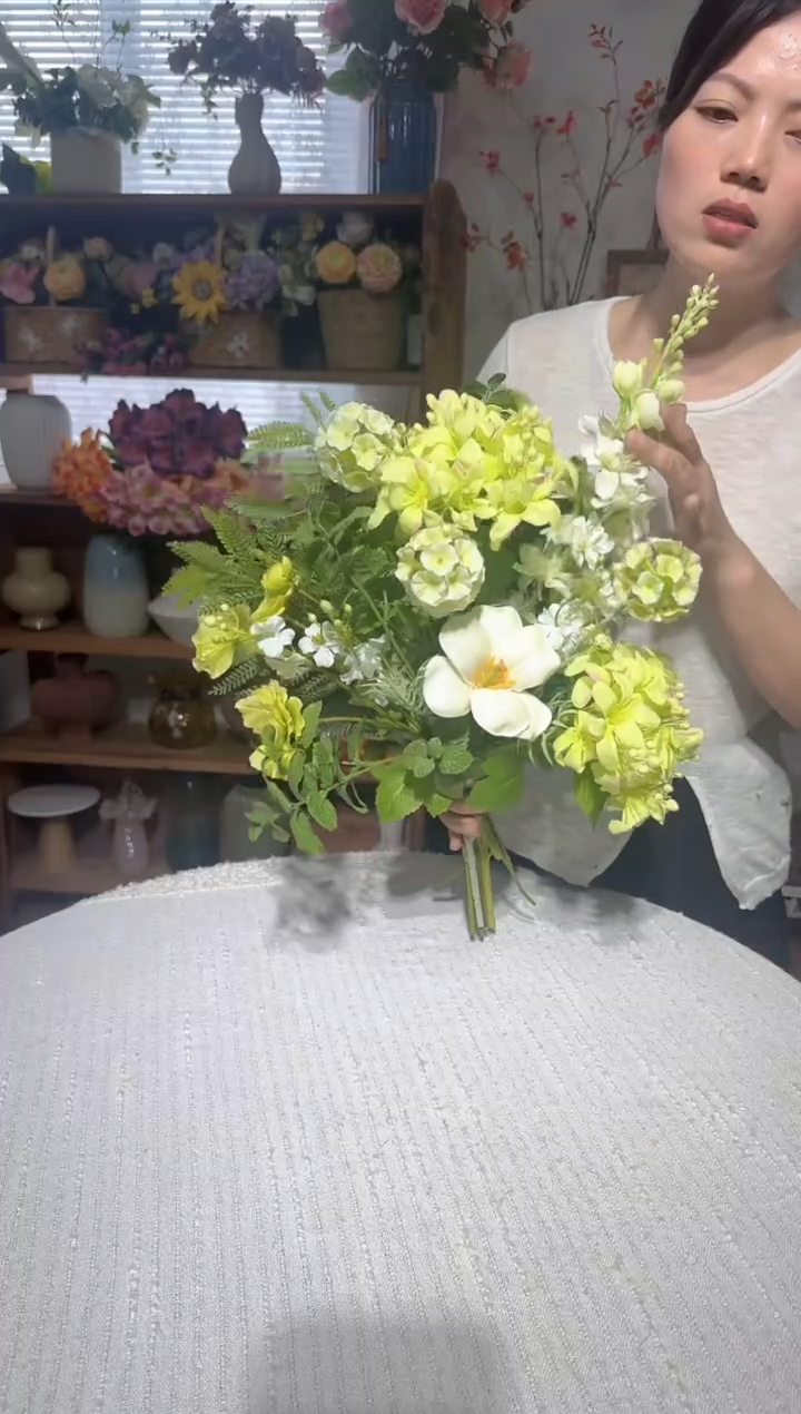 88  白绿色系手感郁金香绣球混搭花束，清仓尾货福利