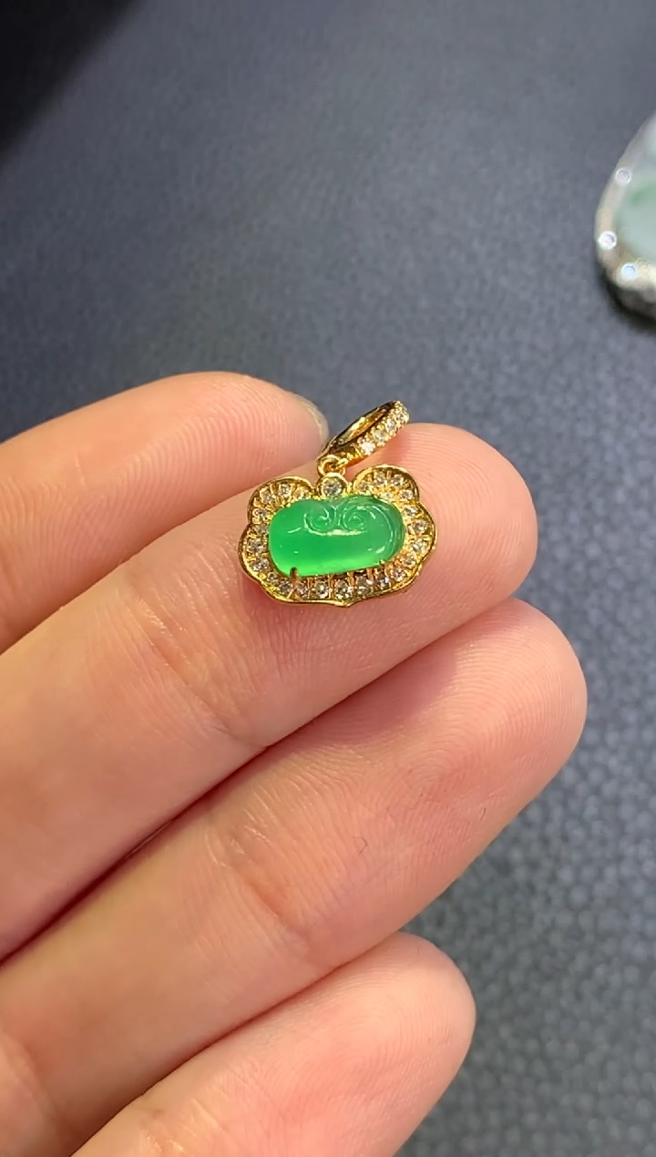 【闪购商品】翡翠18K金镶嵌颈饰如意