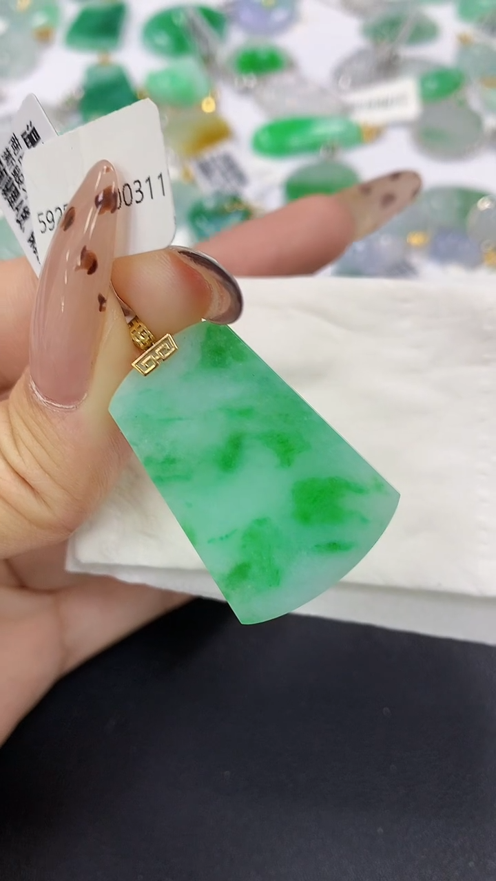 颈饰18K金镶嵌翡翠a货假一赔三支持复检百元上9元证书费自理