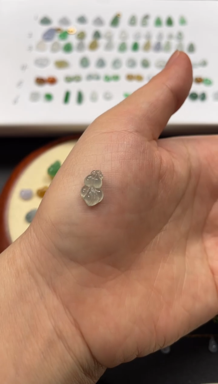 吊坠(不含链)18K金镶嵌翡翠一个JK519