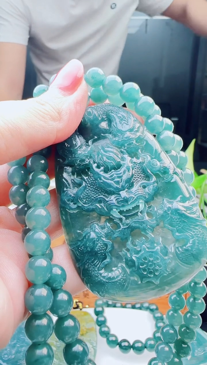 翡翠未镶嵌颈饰多样性发货其中一件