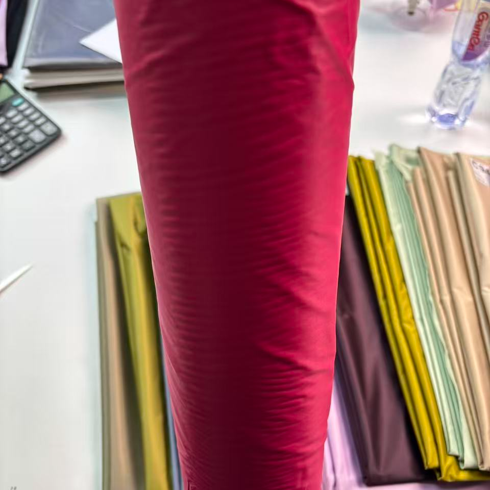 F051玫红 超细旦无胆防绒羽绒服面料