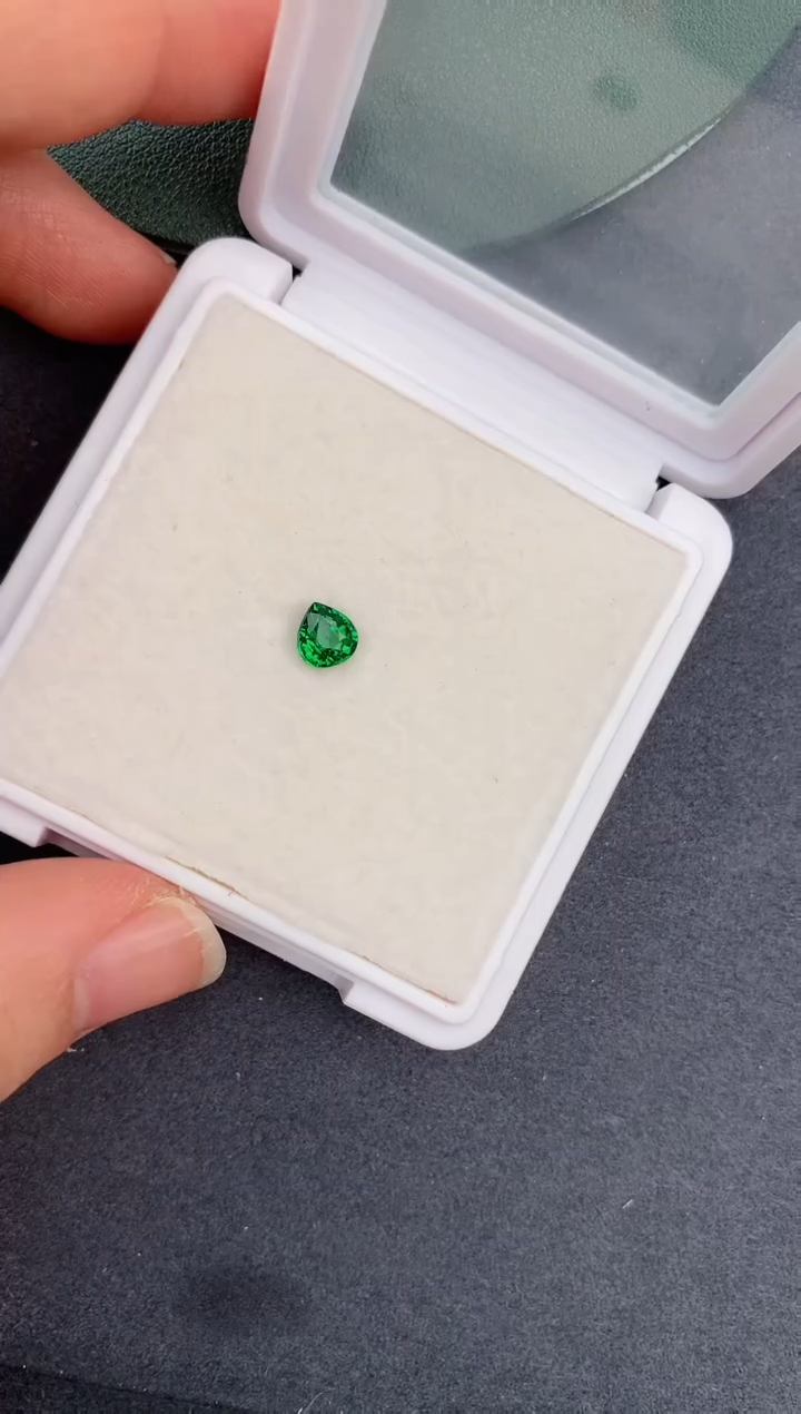 【闪购商品】石榴石裸石未镶嵌73分沙弗莱