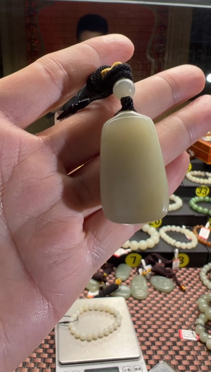 【闪购商品】和田玉吊坠(赠链)未镶嵌且末料青白玉随形吊坠