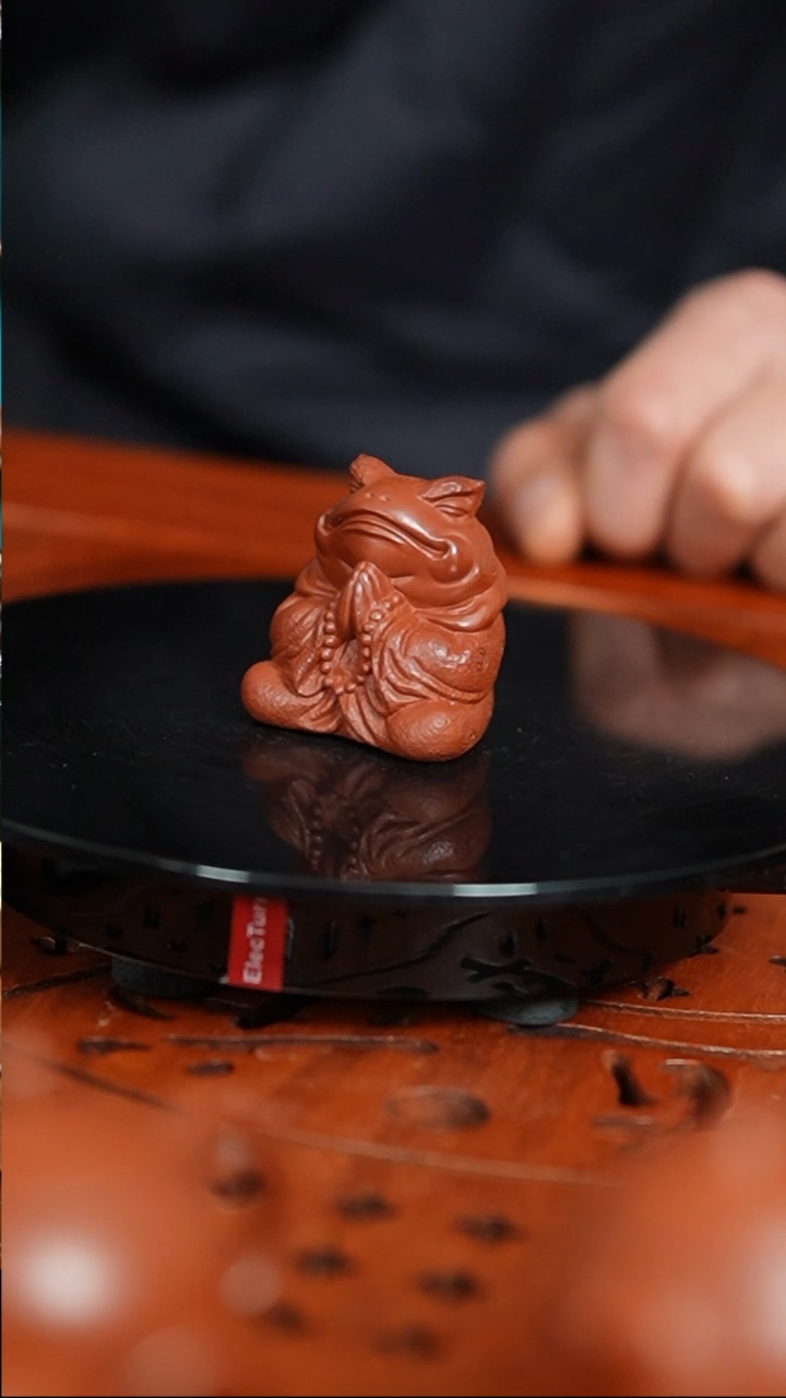 【闪购商品】紫砂茶宠朱泥刻绘如意蟾仙精品摆件