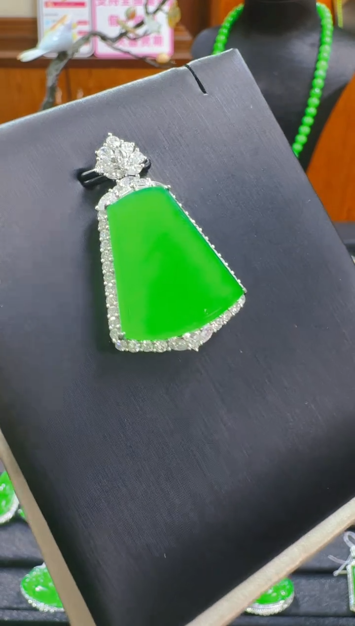 【闪购商品】翡翠吊坠(赠链)18K金镶嵌天然a货翡翠