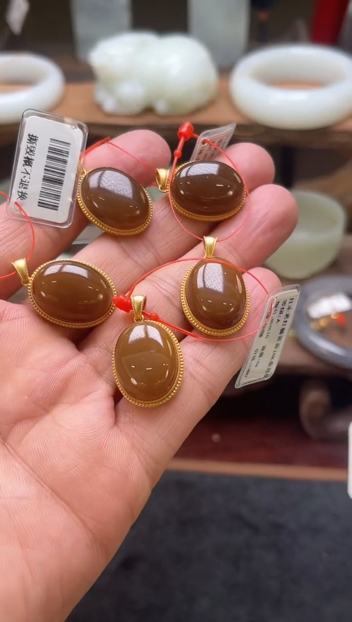 【闪购商品】和田玉吊坠18K金镶嵌且末金山糖蛋面 多样性发一