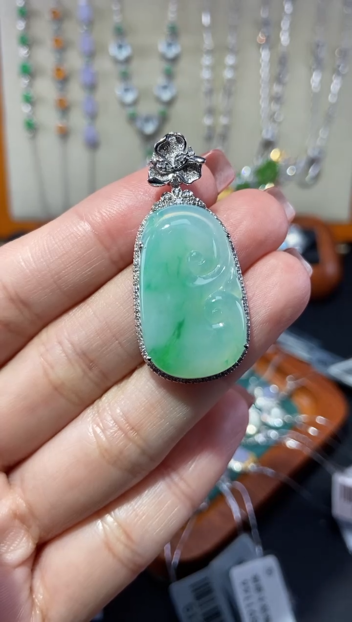 【闪购商品】翡翠颈饰18K金镶嵌吊坠