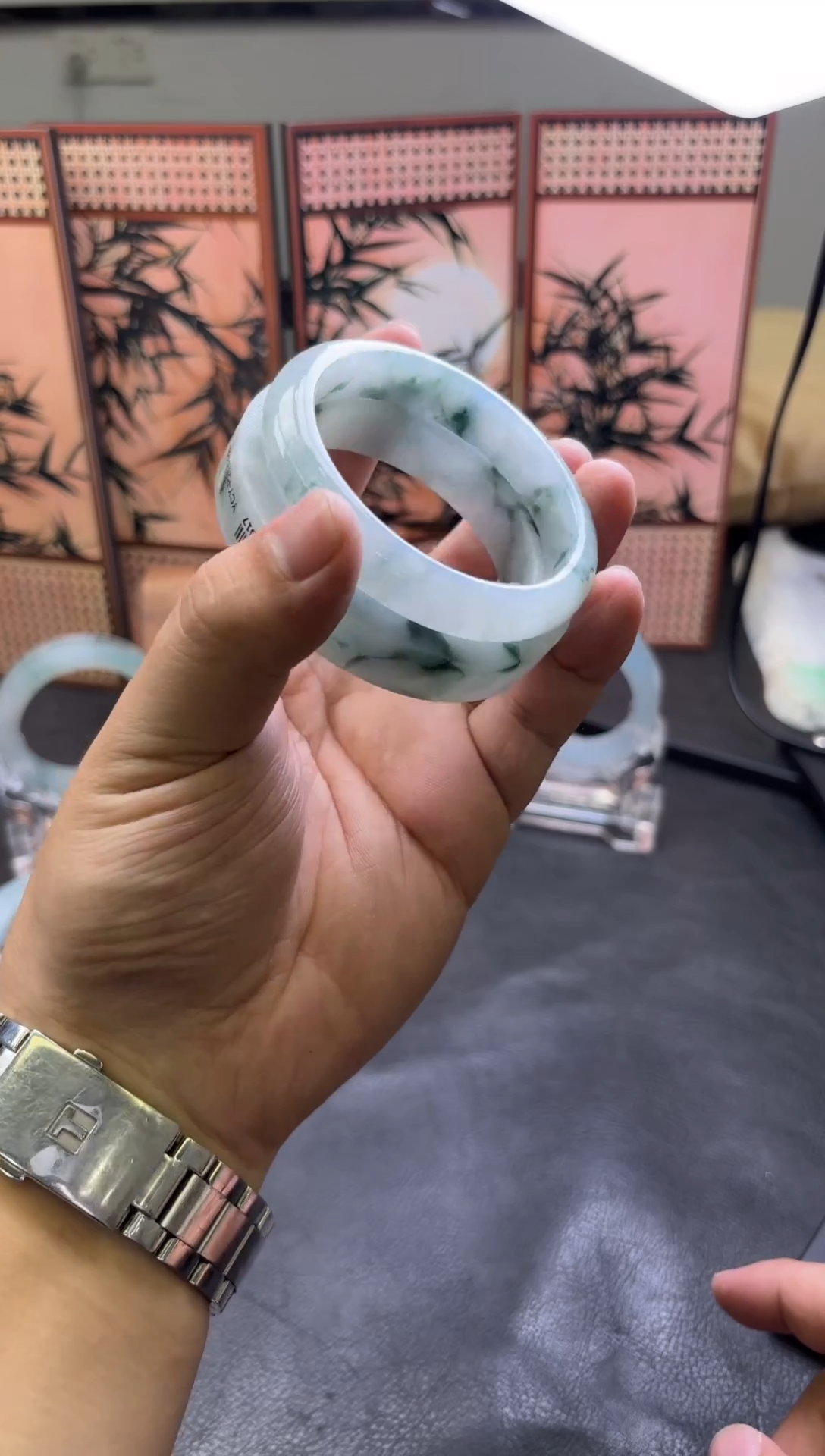 未镶嵌手镯定制翡翠?**来手镯定制