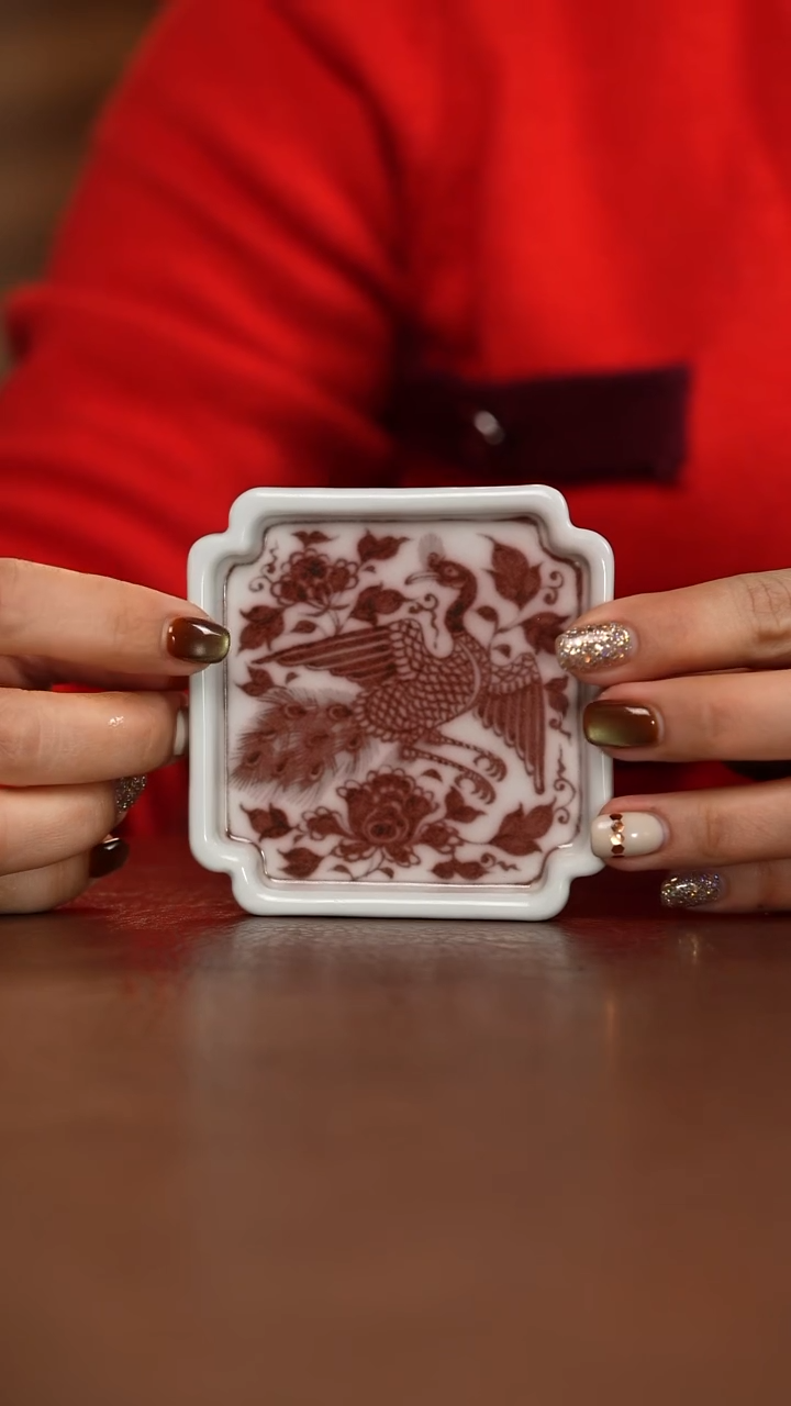 釉里红孔雀纹杯垫